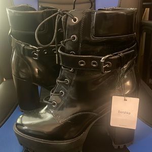 NWT Berksha Lace up heeled bootie